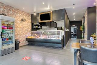 Welkom in het hart van Ronse, waar deze charmante woning een unieke kans biedt voor zowel woon- als commerciële opportuniteiten.Dit handelspand met appartement beschikt over drie ruime slaapkamers, perfect om een gezinsleven te combineren met uw ondernemingsdromen. Bij binnenkomst in de handelsruimte valt direct de gezellige eetruimte op, compleet met een stijlvolle inrichting en veel natuurlijk licht dankzij de grote ramen. De volledige keuken is klaar om uw culinaire creaties tot leven te brengen en heeft alle voorzieningen die u nodig heeft. De woonruimte straalt comfort uit, wat ideaal is voor ontspanning na een drukke dag. Het hele pand ademt een warme en uitnodigende sfeer uit, wat wordt versterkt door de stijlvolle afwerking. Met de strategische ligging midden in de stad, geniet u van de nabijheid van lokale winkels, restaurants en andere voorzieningen. Hoewel er geen garage aanwezig is, biedt de omgeving voldoende parkeergelegenheid. Dit pand is een perfecte combinatie van wooncomfort en zakelijke mogelijkheden. Laat u verleiden door de charme en potentieel van deze unieke eigendom in Ronse. Ontdek de veelzijdigheid die het te bieden heeft en maak van deze woning uw nieuwe thuis of succesvolle bedrijfslocatie.