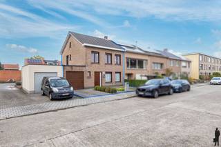 Deze tot in de puntjes onderhouden woning is voorzien van 2-3 slaapkamers, een ruime zolder, een garage en een gezellige stadstuin. Dit alles op...