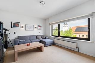 <p>Droomt u ervan om uw eigen zaak uit te baten én comfortabel boven uw zaak te wonen? Dan is deze unieke opportuniteit in het hart van Waarschoot precies wat u zoekt!</p>
<p>Deze goed draaiende en volledig ingerichte frituur wordt aangeboden ter overname en beschikt over een ruime woonst met maar liefst 3 slaapkamers. Dankzij de centrale ligging geniet u van een uitstekende zichtbaarheid, veel passage en een trouwe klantenkring.</p>
<p><strong>Troeven van dit pand:</strong><br />✔ Volledig ingerichte frituur, onmiddellijk operationeel<br />✔ Centrale ligging in het centrum van Waarschoot<br />✔ Ruime woonst met 3 slaapkamers<br />✔ Gezellig terras voor klanten of privégebruik<br />✔ Ideale combinatie van wonen en werken<br />✔ Instapklaar en onmiddellijk beschikbaar</p>
<p>Deze eigendom biedt een uitstekende kans voor zelfstandigen, ondernemers of gezinnen die hun eigen horecazaak willen uitbouwen zonder extra investeringen in inrichting.</p>
<p><strong>Interesse?</strong> Neem vandaag nog contact op voor meer informatie of een bezichtiging. Ontdek zelf de mogelijkheden van deze aantrekkelijke handelszaak met woonruimte op toplocatie!<br /><br />Handelsfonds inbegrepen in de prijs!</p>
<p><em>&quot;Wonen en ondernemen onder één dak op een commerciële topligging in Waarschoot.&quot;</em></p>