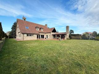 Op een uitzonderlijk perceel van maar liefst 2.212 m², in een doodlopende straat, pal aan de rand van een natuurgebied en toch op wandelafstand...