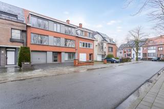 Dit te renoveren appartement op de tweede verdieping van een klein gebouw (zonder lift) ligt vlak tegenover het 'Mertensplein' en bestaat...