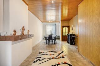 Deze charmante woning is gelegen op een centrale locatie aan de Leuvensesteenweg 209 te Mechelen, op wandelafstand van het bruisende stadscentrum. Dankzij de nabijheid van scholen, openbaar vervoer, parkeermogelijkheden, invalswegen en alle nodige voorzieningen, geniet u hier van comfortabel en praktisch wonen.De woning werd gerenoveerd in 2020, beschikt over een bewoonbare oppervlakte van 113 m² en heeft een gunstig EPC C. Daarnaast is er een conforme elektrische keuring en is de woning volledig asbestvrij. De volledig waterdichte kelder zorgt voor extra bergruimte en gebruiksgemak.HuisindelingKelder :Volledig waterdichte kelder met extra bergruimteGelijkvloers :Mooie open en lichtrijke leefruimteGrote, aansluitende keukenEerste badkamerGezellige stadstuin die in de zomer volledig tot bloei komtEerste verdieping :2 ruime slaapkamersTweede verdieping :Grote polyvalente ruimteKeukenBadkamerZolder :Extra slaapkamerDeze woning combineert ruimte, een centrale ligging en een aangename woonbeleving. Dankzij de verschillende leefniveaus, de recente renovatie en de gunstige technische attesten is dit een ideale woning voor wie stadsleven wil combineren met comfort en flexibiliteit.Heeft u interesse in deze woning? Neem dan contact op met Dewaele Mechelen voor meer informatie of een bezoek.