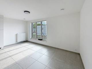 <p>In het charmante Sint-Gillis-Dendermonde vindt u een prachtig duplex appartement dat beschikbaar is voor huur. Dit instapklare appartement ligt op een bijzondere locatie die rust en gemak met elkaar verbindt. De ruime indeling biedt een aangename woonervaring, waarin u zichzelf meteen thuis zult voelen. </p>

<p>Indeling 1ste verdieping : hall, apart toilet, 2delige leefruimte, open keuken, berging, op de 2de verdieping : 3 slaapkamers en een badkamer. Tevens op eerste verdieping ruim terras.<br />Eventueel een garage mét staanplaats aan 75€/maand bij te huren.<br />Bent u geïnteresseerd in meer informatie of wilt u het appartement graag bezichtigen? Aarzel niet om contact op te nemen via mail naar vero@berno.be of bel 052/20 24 40<br /> </p>