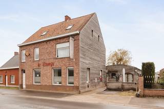 Welkom bij deze buitengewone kans om een knappe eigendom te bezitten met enorm veel potentieel. Deze gezinswoning met horecazaak/handelsruimte, gelegen in een groene omgeving nabij de fiets- en wandelroutes van het Vrijbos, is een zeldzame vondst die je niet mag missen. Ontdek dit pand rechtstreeks van de eigenaars en laat je verbazen door de ruime bewoonbare oppervlakte en de talloze mogelijkheden.<br /><br />Deze woning biedt niet alleen een ideale plek om te wonen, maar heeft ook het potentieel om te worden ingericht als vakantiewoning. Met voldoende ruimte en functionele indeling is deze eigendom geschikt om gasten te ontvangen en een gezellige, ontspannende omgeving te bieden. De locatie en zonnige oriëntatie maken het een aantrekkelijke keuze voor vakantiegangers die op zoek zijn comfort en een prettig verblijf.<br /><br /><u>Kenmerken van het pand</u><br /><br /><strong>Ruime bewoonbare oppervlakte: </strong>Met 6 slaapkamers, ruime leefruimte, extra bureel, en voldoende bergplaats biedt deze woning voldoende ruimte voor het hele gezin of zelfs voor het opzetten van een Bed & Breakfast. <br /><br /><strong>Horecazaak: </strong>Een uniek concept dat mogelijkheden biedt voor allerlei activiteiten en evenementen. Of je nu een restaurant wil runnen, een gezellig café, een brasserie of gewoon een leuke plek zoekt om samen te komen met vrienden en familie, deze horecazaak is de perfecte aanvulling op de woning. <br /><br /><strong>Handelsruimte</strong>: De bijhorende handelsruimte biedt een waaier aan mogelijkheden en kan dienen voor diverse doeleinden, van een kleine winkel tot een kantoor of atelier. Ook workshops, lezingen, tentoonstellingen, handwerk, schilderen, beeldhouwen, keramiek kan hier, de ruimte kan flexibel aangepast worden of een breed scala aan producten aanbieden.<br /><br /><strong>Kangoeroewoning</strong>: Dankzij de ruime indeling en royale bewoonbare oppervlakte van 273m2 kan het pand perfect ingericht worden als kangoeroewoning, ideaal voor gezinnen die willen samenwonen en toch hun privacy willen behouden.<br /><br /><strong>Voldoende parkeermogelijkheden</strong>: Met ruimte voor meerdere voertuigen is parkeren geen probleem, wat handig is voor zowel de bewoners als de gasten van de horecazaak.<br /><br />EPC 333 kWh/m2 - UC2605023<br /><br />** Ieder bod vanaf 299.000 eur kan besproken worden met de eigenaars **<br /><br />+ Ruime woonst met bijhorende horecazaak en/of handelsruimte (°2008)<br />+ Nabij fiets- en wandelroutes<br />+ Koelcel<br />+ Regenput<br />+ Zongerichte tuin<br />+ Meerdere mogelijkheden <br /><br />KOOP DEZE TOPPER RECHTSTREEKS VAN DE EIGENAARS!<br /><br />0478/41.23.64<br /><br />Ook beslist om uw eigendom te verkopen? Bespaar de makelaar dankzij de bewezen succesformule van Home2sell.<br />