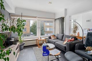 Op zoek naar een betaalbaar appartement op een toplocatie? Dit recent gerenoveerde 2-slaapkamerappartement aan de Nieuwpoortsesteenweg 250 in Mariakerke is een unieke kans voor starters, investeerders of iedereen die een gezellige woonst nabij de kust zoekt.<br /><br />Het appartement beschikt over een lichtrijke woonkamer met open, volledig uitgeruste keuken in perfecte staat en met kwalitatieve toestellen. Aansluitend vind je een gezellig terras waar je heerlijk kan ontspannen.<br />Verder biedt de woning een ruime inkomhal, een badkamer met aansluiting voor een wasmachine, een apart toilet en twee volwaardige slaapkamers.<br /><br />Zowel de voor- als achtergevel werden recent volledig vernieuwd, wat bijdraagt aan een uitstekende energieprestatie met EPC-label B.<br /><br />Voor deze absolute opportuniteit zullen we werken met een bezoekdag op woensdag 10 december, schrijf je vlug in want de plaatsen zijn beperkt.<br /><br />Deze prijs is een richtprijs, elk bod die wordt gedaan lager, gelijk aan of hoger dan de vraagprijs zal aan de eigenaar worden voorgesteld die hier al dan niet op kunnen ingaan.  <br /> 