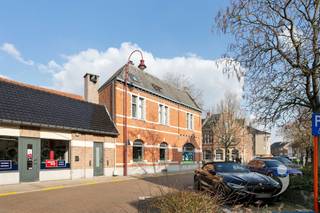 Interessante opbrengst eigendom in het centrum van Aarschot! De opbrengst eigendom bestaat uit een zéér ruim appartement met daaronder 2 keer een...