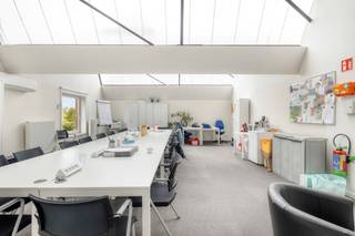 In bedrijvencentrum Intraxie te Roeselare-Rumbeke bevindt zich dit instapklaar kantoor van ca. 85m².<br /><br />De ideale coworking-locatie waarbij u een eigen afgesloten bureel heeft en mee kan genieten van de collectieve voorzieningen zoals ondermeer een gezellige binnentuin, bar, ingerichte keuken met alle voorzieningen, zongericht terras,.. <br />Dit zijn enkele van de troeven die de ruimtes aangenaam en anders maken naar de standaard kantoren.<br /><br />Door deze gemeenschappelijke ruimtes slagen de ondernemingen er ook in elkaar te ontmoeten binnen het centrum en gezamenlijk aan projecten te werken, wat door vele bedrijven als een extra troef wordt aanzien!<br /><br />Op heden zijn onder andere volgende partijen hier gevestigd: renovatie-, schildersbedrijf, architectenkantoor, ingenieurskantoor, webbedrijf, ...<br /><br />* Voorzieningen kantoor:<br />- verwarming op gas<br />- airco<br />- verlichting<br />- veel natuurlijke lichtinval<br /><br />* Gemeenschappelijke meeting room met smartboard, keuken, sanitair, bar zijn bijkomende ruimtes die gebruikt kunnen worden. <br /><br />* Parking op de site<br /><br />Uitstekende ligging door vlotte bereikbaarheid, nabij op-en afrit Roeselare-Izegem.<br /><br />Kortom een opportuniteit indien u op zoek bent naar een locatie waar coworking mogelijk is en waar gebruik gemaakt kan worden van de verschillende faciliteiten zoals de meeting rooms, ingerichte keuken, binnentuin, terras, ...<br /><br />Bent u op zoek naar bedrijfsvastgoed bestaande uit een kantoor ter beschikking gesteld in Roeselare? Aarzel dan niet om ons te contacteren op het nummer 051 21 22 23.<br /><br />Dit betreft een terbeschikkingstelling van kantoren met diensten.