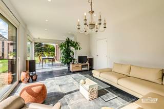 Ruime instapklare woning in Haacht | TE KOOP<br /><br />Op zoek naar een instapklare woning in Haacht met ruimte, licht en een groene omgeving? Deze moderne open bebouwing combineert hedendaags wooncomfort met een uitzonderlijk aangename setting.<br /><br />De woning werd totaal gerenoveerd in 2023 en biedt met 201 m² bewoonbare oppervlakte alle ruimte voor comfortabel gezinsleven. De moderne uitstraling, de lichtrijke leefruimtes en de aangename indeling creëren een warme en eigentijdse sfeer. Met vier slaapkamers en twee badkamers is deze woonst bovendien bijzonder geschikt voor gezinnen.<br /><br />Ook buiten valt er heel wat te beleven. De grote tuin met bos zorgt voor een groen en rustig gevoel, terwijl de ruime oprit en dubbele garage voor voldoende parkeermogelijkheden zorgen. Dankzij de ligging aan de Wijgmaalsesteenweg geniet je bovendien van een vlotte bereikbaarheid richting Haacht en omliggende gemeenten.<br /><br />Wil je deze woning in Haacht zelf ontdekken? Vraag je bezoek aan bij Immo Francois. Onze makelaars zijn actief in Rotselaar, Werchter, Wezemaal, Wijgmaal, Wilsele, Haacht, Tildonk, Wakkerzeel, Keerbergen, Tremelo, Baal, Herent en Leuven.<br /><br />Denk je eraan om je woning in Haacht te verkopen? Neem vrijblijvend contact op met Pieter van Immo Francois in Rotselaar voor een gratis schatting via rotselaar@immofrancois.be.<br /><br />