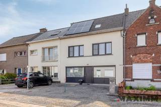 <p><span>Instapklare en uitstekend onderhouden gezinswoning met EPC B, 3 slaapkamers, ruime hobbyruimte, zonnepanelen en garage</span></p><p><span> </span></p><p><span>Bent u op zoek naar een ruime, instapklare woning die doorheen de jaren met de grootste zorg werd onderhouden? Dan is deze heel ruime gezinswoning beslist een bezoek waard. De huidige eigenaars hebben de woning steeds met veel liefde onderhouden en waar nodig gemoderniseerd, met bijzondere aandacht voor wooncomfort, duurzaamheid en energiezuinigheid. Dankzij het EPC-label B geniet u bovendien van een energiezuinige woning die klaar is voor de toekomst.</span></p><p><span> </span></p><p><span>Gelijkvloers</span><span><br />Bij het betreden van de woning komt u binnen in een veelzijdige en bijzonder ruime hobbyruimte, praktijkruimte, bureau of tweede leefruimte.</span></p><p><span>Via de inkomhal bereikt u de gezellige leefruimte met zicht op de tuin en de volledig betegelde keuken, afgewerkt met een kwalitatief werkblad. Op het gelijkvloers bevinden zich verder een apart gastentoilet en een praktische wasplaats met extra douche. Er is ook een kelder voor extra opslagruimte met daarachter een stookplaats voor de mazoutinstallatie.</span></p><p><span> </span></p><p><span>Op de eerste verdieping</span><span> vindt u drie volwaardige slaapkamers en een recent vernieuwde badkamer met inloopdouche, lavabo en 2e wc die hedendaags comfort combineert met een verzorgde afwerking.</span></p><p><span> </span></p><p><span>Via een vaste trap bereikt u de volledig geïsoleerde </span><span>zolder</span><span>, reeds voorzien van een Velux wat tal van mogelijkheden biedt als ruime berging of verder kan worden ingericht. Op het dak werden zonnepanelen geplaatst, wat bijdraagt aan een lagere energiekost.</span></p><p><span> </span></p><p><span>Ook de afwerking van de woning getuigt van kwaliteit.</span><span> Zowel op het gelijkvloers als op de eerste verdieping werd gekozen voor een duurzame stenen vloer. De ramen werden vernieuwd met hoge rendementsglas, spouwmuur, het plat dak en zolderdak werden geïsoleerd. De massieve binnendeuren, de verzorgde afwerking en het gebruik van kwalitatieve materialen zorgen voor een warme, tijdloze uitstraling. Bovendien is de woning bijzonder onderhoudsvriendelijk, bijzonder ruim en met veel licht in elke ruimte en rolluiken.</span></p><p><span> </span></p><p><span>Buiten</span><span> geniet u van een zalig eerste terras met prachtig aangelegde, onderhoudsvriendelijke tuin met wandelpad geflankeerd door vaste planten, die het hele jaar voor genot zorgt. Via het wandelpad bereikt u een tweede, gezellig terras met loungehoek, een ideale plek om in alle rust te ontspannen. Er is ook een praktische buitenberging. Achteraan bevindt zich een brede achterpoort met toegang tot de garagebox, die uitkomt op een zijstraat. De garage is uitgerust met een automatische garagepoort, wat zorgt voor extra comfort. Bovendien zijn er ook nog 2 parkeerplaatsen aan de voorgevel van het huis.</span></p><p><span> </span></p><p><span>Troeven van de woning</span></p><p><span>* EPC-label B</span></p><p><span>* Instapklare, uitstekend onderhouden woning</span></p><p><span>* Doorheen de jaren zorgvuldig gemoderniseerd</span></p><p><span>* Ruime multifunctionele hobbyruimte, praktijkruimte of tweede leefruimte</span></p><p><span>* Gezellige, grote leefruimte met zicht op tuin </span></p><p><span>* volledig ingerichte leefkeuken</span></p><p><span>* Vernieuwde badkamer</span></p><p><span>* 3 volwaardige slaapkamers</span></p><p><span>* Geïsoleerde zolder bereikbaar via vaste trap</span></p><p><span>* Zonnepanelen</span></p><p><span>* Kwalitatieve afwerking met massieve binnendeuren</span></p><p><span>* Duurzame stenen vloeren op gelijkvloers en verdieping</span></p><p><span>* Onderhoudsvriendelijke tuin met een wandelpad geflankeerd door mooie vaste planten</span></p><p><span>* Twee zonnige terrassen</span></p><p><span>* Garage met automatische poort en uitweg via achterliggende zijstraat</span></p><p><span> </span></p><p><span>Deze verzorgde woning combineert ruimte, kwaliteit, energiezuinigheid en een prachtige tuin tot een bijzonder aangenaam geheel. Een ideale thuis voor wie op zoek is naar een instapklare woning waar comfort en degelijk onderhoud centraal staan.</span></p><p><span> </span></p><p><span>CONTACTEER BELLINA: 0471 200 189 / bellina@maximm.be</span></p><p><span>BEZOEKDAG: zaterdag 22 augustus 2026 - 10H - 12H</span></p><p><span>VOORAF INSCHRIJVEN VERPLICHT !</span></p><p><span> </span></p>