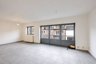 Dit instapklaar, recent appartement is gelegen op top ligging en biedt alle stadsfaciliteiten binnen handbereik, zoals winkels, scholen...