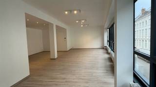 <p><span><br />APPARTMENT ON THE</span><span><sup>1st</sup></span><span> VERDIEPING : Très lumineux et spacieux, appartement de 170m² tout juste rénové dans le quartier calme de Tabakvest, à proximité de la nouvelle place de l'Opéra et à deux pas du quartier commerçant branché Hopland et de Stadsfeestzaal, Meir, Stadsschouwburg, la gare centrale. Tram et métro à proximité. Séjour de 50m² avec de grandes fenêtres pour beaucoup de lumière. Le salon donne sur une série de quatorze maisons bourgeoises de style néoclassique (vers 1830 et 1859) Cuisine ouverte, entièrement équipée avec plaque à induction, lave-vaisselle, micro-ondes, four, réfrigérateur, congélateur. Buanderie & salle de stockage. Toilettes pour invités. Chambre 1 (25m²) avec salle de bain attenante entièrement rénovée avec toilettes suspendues, 2 lavabos, baignoire et grande douche à l'italienne. Chambre 2 (20m²) avec salle de bain attenante entièrement rénovée avec toilettes suspendues, lavabo et grande douche à l'italienne.</span></p><p><span>INCLUS DANS LES CHARGES DE SERVICE : Provision pour entretien et consommation de pièces détachées </span></p><p><span>INCLUS AUSSI la consommation d'eau dans l'appartement (190,00). </span></p><p><span>Les raccordements électriques, gazeux et numériques sont à prendre individuellement. Chauffage avec chaudière à gaz à condensation.</span></p><p><span>OPTIONS SUPPLÉMENTAIRES : place de garage dans le garage intérieur / porte de garage télécommandée</span></p><p><span> </span></p><p><span>APPARTEMENT AU 1ER ÉTAGE : Appartement très lumineux et spacieux, récemment rénové, de 170m², situé dans le quartier calme de Tabakvest, à proximité de la nouvelle Operaplein et à un jet de pierre'du quartier commerçant branché de Hopland et de Stadsfeestzaal, Meir, Stadsschouwburg, de la gare centrale. Tram et métro à proximité. Salon de 50m² avec de grandes fenêtres pour une lumière abondante. Le salon donne sur une série de quatorze maisons de ville de style néoclassique (vers 1830 et 1859). Cuisine ouverte, entièrement équipée avec plaque à induction, lave-vaisselle, micro-ondes, four, réfrigérateur, congélateur. Buanderie & salle de stockage. Toilettes invités. Couloir arrière avec 2 chambres : Chambre 1 (25m²) avec salle de bain attenante entièrement rénovée avec toilettes murales, 2 lavabos, baignoire et grande douche à l'italienne. Chambre 2 (20m²) avec salle de bain attenante entièrement rénovée avec toilettes murales, lavabo et grande douche à l'italienne.</span></p><p><span>INCLUS DANS LES FRAIS DE SERVICE : Provision pour l'entretien et la consommation des parties communes </span></p><p><span>COMPREND AUSSI la consommation d'eau dans l'appartement (190,00). Les raccordements électriques, gazeux et numériques sont à prendre individuellement. </span></p><p><span>Chauffage avec chaudière à gaz à condensation. </span></p><p><span>OPTIONS SUPPLÉMENTAIRES : place de parking dans le garage intérieur / porte de garage télécommandée.</span></p><p><span> </span></p><p><span>Location de l'appartement : 1920/md</span></p><p><span>Charges mensuelles : 190/md</span></p><p><span>Location d'une place de parking dans le garage intérieur / location d'une place de parking dans la maison : 160/md</span></p><p><span> </span></p><p><span> </span></p><p><span> </span></p><p><span>Intéressé(e) ? Veuillez</span><span>remplir le formulaire</span><span>au bas de l'annonce à <span>https://www.sinjoor.be</span></span><span> , puis vous serez contacté(e) pour une visite. Intéressé(e) ? Veuillez remplir le formulaire en bas de page sur </span><span> https://www.sinjoor.be, vous serez contacté pour une visite</span><span>.</span></p>
