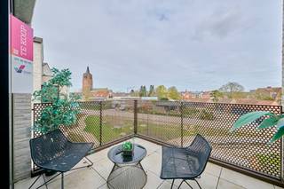 <span><strong>Nieuwbouwappartement met 1 slaapkamer en ruim terras</strong></span><br /><br />Ontdek dit prachtige appartement in het Agnetenpark dat zich bevindt in een moderne en comfortabele woonomgeving waar kwaliteit, ruimte en licht centraal staan. Bovendien geniet je hier van energiezuinig wooncomfort dankzij onder andere de zonnepanelen en het BEN-label (Bijna Energie Neutraal). Het appartement is gelegen op de tweede verdieping en combineert een doordachte indeling met een aangenaam wooncomfort.<br /><br />Verder geniet je in de open leefruimte van veel natuurlijk licht en sluit naadloos aan op de keuken, wat zorgt voor een ruimtelijk en uitnodigend gevoel. Dankzij de kwalitatieve afwerking en de praktische indeling is dit appartement ideaal voor wie op zoek is naar een stijlvolle en functionele woonst.<br /><br />Via de leefruimte heb je toegang tot het gezellige terras van 7,5 m², een fijne plek om te ontspannen en te genieten van de buitenlucht. Daarnaast beschikt het appartement over een aparte berging die extra opbergruimte biedt en bijdraagt aan het dagelijks comfort. Tevens is er ook een ondergrondse parking aanwezig. <br /><br />Het appartement heeft volgende <span>kenmerken</span>:<br />- Tweede verdieping<br />- Bewoonbare oppervlakte: 73 m²<br />- 1 slaapkamer<br />- Terras van 7,5 m²<br />- Kwalitatieve afwerking<br />- Lichtrijke leefruimte<br />- Open keuken<br />- Apart gastentoilet<br />- Zonnepanelen aanwezig<br />- Inclusief standplaats + berging in afgesloten parkeerkelder<br />- BEN-label (Bijna Energie Neutraal)<br /><br />Huurprijs 900 + 85 euro gemeenschappelijke kosten<br /><br /><span>Voor </span><strong>meer informatie of een bezoek ter plaatse</strong><span>, klik je op onze website </span><strong>www.jansenrealestate.be</strong><span> bij het pand op de </span><strong>knop 'bezoek aanvragen'.</strong><br /><br /><span>Wij ontzorgen je ook voor de verkoop van je huidige woning! Voor meer uitleg helpen we je graag verder!</span>