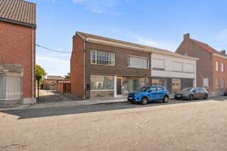 Op een centrale ligging in het hart van Gits, op wandelafstand van winkels, horeca en andere dagelijkse voorzieningen, bevindt zich deze ruime woning met heel wat mogelijkheden. Dankzij de vlotte verbinding met de omliggende gemeenten combineert u hier centraal wonen met een uitzonderlijke hoeveelheid ruimte. Via de zijoprit heeft u rechtstreeks toegang tot de ruime koer van maar liefst 273 m², met achteraan een loods van 85 m². Een absolute meerwaarde voor wie op zoek is naar extra parkeer-, opslag- of hobbyruimte.<br /><br />De woning zelf biedt aangename, ruime vertrekken en beschikt bovendien over een gunstig EPC-label C. Op het gelijkvloers bevinden zich de inkomhal, een ruime voorplaats, hal, lichtrijke leefruimte, ruime geïnstalleerde keuken, badkamer en praktische wasplaats.<br />Op de eerste verdieping vindt u de nachthal, een apart toilet, drie volwaardige slaapkamers en een bijkomende bergruimte.<br /><br />Wie op zoek is naar een ruime woning met extra opslag- en buitenruimte op een centrale ligging, vindt hier een eigendom met bijzonder veel mogelijkheden.<br /><br />Interesse? Contacteer Ward via 0470 20 66 88 voor meer informatie of een bezoek.