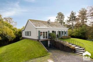 <p>Ontdek deze statige en lichtrijke open bebouwing, gelegen op een prachtig perceel van maar liefst 2.637 m²! Met 3 volwaardige slaapkamers, een dubbele garage, een volledige onderkeldering met tal van opbergmogelijkheden en een fraai aangelegde tuin biedt deze woning alle ruimte om comfortabel te wonen en volop te genieten van het buitenleven. Dankzij de gunstige ligging, vlak bij winkels en met uitstekende verbindingsmogelijkheden, geniet u hier van rust en ruimte zonder in te boeten aan bereikbaarheid. Ook voor paardenliefhebbers biedt deze eigendom interessante mogelijkheden!</p><p>Op het gelijkvloers bevinden zich een dubbele garage met automatische sectionale poort, een ruime berging met aansluitende wasplaats en een prachtig aangelegde tuin met gezellig terras en tuinberging. De eerste verdieping verwelkomt u met een ruime inkomhal met vestiaire en een aangename, lichtrijke leefruimte. Verder vindt u er een recent ingerichte keuken met alle nodige toestellen, een praktische berging, een afzonderlijk gastentoilet en een ruime veranda met zicht op de tuin. Daarnaast beschikt deze verdieping over 3 volwaardige slaapkamers en een badkamer met dubbel lavabomeubel en ligbad met geïntegreerde douche.</p><p>De aanwezige rolluiken, de overvloedige natuurlijke lichtinval en de mogelijkheid om een praktijkruimte in te richten vormen bijkomende troeven.</p><p>Een karaktervolle en veelzijdige woning met een uitzonderlijk ruim perceel, tal van mogelijkheden en een uitstekende ligging. Absoluut een bezoek waard!</p>