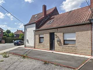 Rijwoning in Wevelgem. De indeling is als volgt: inkom, leefruimte, aparte keuken met toegang tot de binnenkoer, badkamer met toilet en 2...