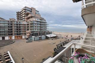 <p>Op het Van Bunnenplein in Knokke vinden we dit ruim appartement te koop met 2 slaapkamers. <br />Dit op slechts enkele stappen van de zeedijk en pal in het centrum van Knokke! <br />Vanop de derde verdieping heeft dit appartement een mooi open zicht op het bruisende Van Bunnenplein.</p>
<p>Indeling: ruime inkomhall met royale berging en apart toilet. De woonkamer heeft een mooie gevelbreedte en beschikt over een zonnig terras vooraan. De keuken is apart en is voorzien van het moderne comfort. Achteraan zijn er 2 slaapkamers, beiden geschikt voor een dubbel bed. Ze hebben allebei een eigen bad- of douchekamer. Het terras achteraan is bereikbaar via beide slaapkamers. <br />In het gebouw is er een private kelder.</p>
<p>Onder het Van Bunnenplein kan er een garagebox worden aangekocht.</p>
<p></p>