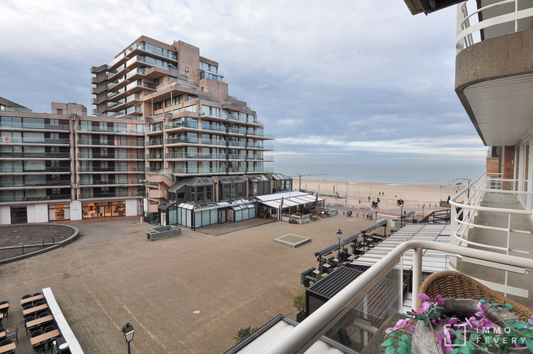 Ruim appartement met open zicht op het Van Bunnenplein te Knokke. - foto 3