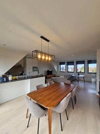 Dakappartement met 2 slpks en groot terras. Dit recent appartement is gelegen nabij het centrum van Ekeren, winkels, scholen, openbaar vervoer en op-...