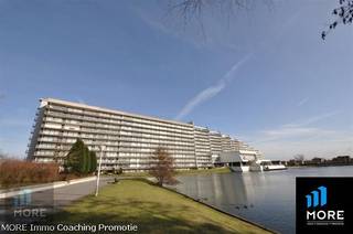 <strong>Gemeubelde studio in multi-eigendom met zicht over het meer op de 8e verdieping in de residentie Laguna Beach te koop.</strong><br /><strong><u>Periode</u>: STUDIO: 03/9-02/10 + PARKING: 03/9 - 17/9 + PARKING: 18/9 - 2/10</strong><br /><br />Indeling: inkomhall, woonkamer met eet- zit- en slaaphoek, keuken, toilet, terras met open zicht over het meer over de volledige breedte van het appartement. Het privé-strand, het overdekt zwembad met douches, de autostaanplaats en het wandelpad rondom het meer maken het verhaal af. De zee en het strand op wandelafstand. De residentie is aangepast aan mindervaliden en er is ook een conciërge. Het alternatief op vakantieverhuur en goedkoper dan ieder jaar een vakantieverblijf te moeten huren. <br />Bel ons vrijblijvend voor meer info aangaande prijs en voorwaarden en/of een bezoek!<br /><br /><strong>Interesse in een langere periode ? Contacteer ons om eventuele combinatiemogelijkheden met andere multi-eigendommen te bespreken.</strong><br /><br /><span><strong>Tekoopstelling onder voorwaarden; Zie www.more.be, "bijlagen" en onder voorbehoud van beschikbaarheid.</strong></span>