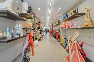 Op een uitstekende en centrale commerciële ligging in Koksijde bevindt zich dit instapklare handelspand van circa 152 m². Dankzij de mooie dubbele vitrine geniet uw zaak hier van maximale visibiliteit en veel natuurlijke lichtinval. Dit pand vormt een absolute buitenkans voor zelfstandigen en ondernemers die op zoek zijn naar een representatieve locatie voor een kledingwinkel, galerij, boetiek of vrij beroep.<br /><br />Indeling:<br />*Gelijkvloers: Uitnodigende inkom met een brede, dubbele etalage en een ruime verkoop- of praktijkruimte.<br />*Kelder verdieping: Zeer ruime, droge en volledig ingerichte kelder, uitgerust met een praktische kitchenette en sanitaire voorzieningen.<br />*Toegang: Handige bijkomende toegang aan de achterzijde van het pand, ideaal voor leveringen of personeel.<br /><br />Technische specificaties & afwerking:<br /><br />*Energie & Comfort: Uitstekende energieprestatie met EPC-label A. Verwarming en koeling via een efficiënte lucht-lucht warmtepomp (aircosysteem).<br />*Afwerking: Onderhoudsvriendelijke keramische tegelvloer en een strak systeemplafond voorzien van geïntegreerde verlichting.<br />*Ventilatie & Nutsvoorzieningen: Mechanisch ventilatiesysteem aanwezig en voorzien van aparte tellers voor de nutsvoorzieningen.<br />*Bouwjaar: 2005<br /><br />Vrij van gebruik bij het verlijden van de authentieke akte.<br /><br />Interesse om uw onderneming te vestigen op deze centrale ligging in Koksijde? <br /><br />Contacteer ons vandaag nog voor meer informatie of om een plaatsbezoek in te plannen.<br /><br />Bestuursmaatregelen in het maatregelenregister: nee