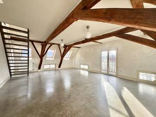 Dit uitzonderlijk gezellige duplexappartement met 3 slaapkamers is gelegen in het hart van Mechelen, op wandelafstand van openbaar vervoer, winkels...