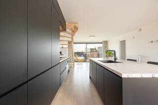 Recent en kwalitatief afgewerkt duplexappartement gelegen op de tweede verdieping, in het centrum van Stabroek. Het appartement beschikt over...