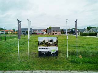 Tussen Brakel en Ninove vind je het gemoedelijke Ophasselt (deelgemeente van Geraardsbergen). Deze bouwgrond voor villabouw ligt net buiten de dorpskern van Ophasselt, in een rustige woonbuurt. Hier geniet je volop van de groene omgeving, thuis vanop je terras of in een van de natuurdomeinen in de buurt. Zo zijn het natuurreservaat Moenebroek en het Hasseltbos vlot bereikbaar met de fiets.<br /><br />Deze bouwgrond in landelijke omgeving op lot 5 heeft een oppervlakte van 765 m² en is beschikbaar voor<strong> aankoop zonder bouwverplichting</strong>.<br /><br />Samen met architect Mathieu Verhoeven hebben we reeds een ontwerp op maat van deze bouwgronden in moderne bouwstijl uitgetekend. Spreekt het je aan om vanaf een bestaand plan te starten en zo vlot richting je eigen droomwoning te werken? Dan kan dat samen met ons. De architect vertaalt jouw specifieke noden en wensen naar een harmonieus ontwerp met een strakke en tijdloze vormgeving. Wil je het volledig zelf in handen nemen? Dat is ook mogelijk.<br /><br />Voor meer info over deze bouwgrond kan je terecht op het nummer 051/40.10.12 | info@dumobil.be | www.dumobil.be/nl/villabouw/bouwgronden/bouwgrond-ophasselt