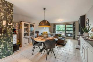 Dit zeer goed onderhouden duplex appartement met twee slaapkamers, een ondergronds autostaanplaats en een kelder is gelegen in het centrum...