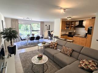 Op zoek naar een instapklaar appartement op een toplocatie?<br />Dit aangename appartement in de Pleinstraat in Heverlee combineert een rustige woonomgeving met een uitstekende bereikbaarheid. Gelegen op wandelafstand van winkels, centrum Leuven, openbaar vervoer en sportfaciliteiten, en met een vlotte verbinding naar belangrijke invalswegen, is dit de ideale uitvalsbasis.<br />Bij het betreden van het appartement komt u via de inkomhal in de lichtrijke open woon en eetkamer met ingerichte keuken. Deze open indeling zorgt voor een ruim en gezellig leefgedeelte met veel natuurlijke lichtinval.  Een absolute troef is het ruime zuidwestgerichte terras, waar u in alle rust kan genieten van een open zicht op het park en optimaal profiteert van de namiddag en avondzon.<br />Het appartement beschikt verder over twee slaapkamers, een badkamer met lavabomeubel, douche en aansluiting wasmachine, en een praktische berging die extra opslagruimte biedt. Apart gastentoilet.<br />Tot slot is er een private garagebox (5.65 x 2.85m) inbegrepen, wat zorgt voor extra comfort en een zorgeloze parkeermogelijkheid.  Gemeenschappelijke fietsenberging.<br />Kortom, een ideaal appartement voor wie comfortabel wil wonen op een uitstekende locatie of als investering.
