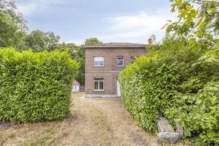 <p><span>Op een perceel van </span><span>8a 58ca</span><span> vindt u deze charmante woning uit de </span><span>Interbellum</span><span> periode, met een bewoonbare oppervlakte van </span><span>148 m²</span><span>. Dankzij de hoge plafonds en authentieke elementen ademt deze woning karakter en gezelligheid uit.</span></p><p><span>Indeling:</span></p><ul><li><span>Gelijkvloers:</span><span> inkomhal, lichtrijke leefruimte, te renoveren keuken met toegang tot de tuin en een apart toilet.</span></li><li><span>Eerste verdieping:</span><span> nachthall, 2 ruime slaapkamers en een badkamer.</span></li><li><span>Tweede verdieping:</span><span> in te richten zolder, ideaal om extra slaapkamers of een hobbyruimte te creëren.</span></li><li><span>Tuin niveau:</span><span> dubbele garage en toegang tot de tuin.</span></li></ul><p><span>TROEVEN:</span></p><ul><li><span>Unieke en groene ligging in een rustige doodlopende straat</span></li><li><span>Karaktervolle woning uit de </span><span>Interbellum</span><span> periode</span></li><li><span>Hoge plafonds en authentieke uitstraling</span></li><li><span>Vernieuwde ramen</span></li><li><span>Nabij de dorpskern en alle voorzieningen</span></li></ul><p><span>Deze woning biedt u de kans om een karaktervolle basis naar eigen smaak verder te renoveren en om te vormen tot een prachtige gezinswoning.</span></p><p><span>Voor meer informatie of een bezoek, aarzel niet om ons te contacteren via </span><span>011 199 991</span><span> of </span><span>info@janssenenjanssen.be</span></p>