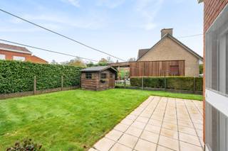- Quiet location in the center of Dadizele: Dennenlaan 40- Semi-detached house on a south-facing plot- Entrance hall with cloakroom and guest toilet-...