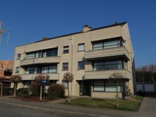 Het appartement omvat volgende ruimtes: Inkom, keuken, berging, woonkamer, badkamer, afzonderlijk toilet, twee slaapkamers, lift, garage nr. 4, terras, kelder nr. 4 en elektrische verwarming.