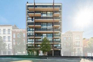 Contact et visites : Mattia Di Pisa – 0484 64 96 68 mattia.dipisa@weinvest.be  Appartement 3 chambres avec balcons et garage à Charleroi  Situé Boulevard Solvay 15, boîte 4/C à Charleroi (6000), cet appartement d’environ 115 m² dispose de trois chambres, de deux balcons et d’un garage intérieur.  Il se compose d’un espace de vie, d’une cuisine entièrement équipée, de trois chambres et d’une salle de douche. Deux chambres disposent chacune d’une douche et d’un évier privatifs.  La configuration de l’appartement permet également d’envisager l’aménagement d’une quatrième chambre, sous réserve de faisabilité.  Le bien bénéficie d’un chauffage central au gaz, de châssis en double vitrage et d’une installation électrique conforme.  Informations techniques :  Superficie d’environ 115 m²  3 chambres  2 chambres avec douche et évier privatifs  1 salle de douche supplémentaire  Possibilité d’aménager une 4ᵉ chambre  Cuisine entièrement équipée  2 balcons  Garage intérieur  Chauffage central au gaz  Châssis double vitrage  Installation électrique conforme  PEB : C  Charges communes : 236 €/mois, comprenant l’eau, le gaz, les charges communes et les frais de copropriété  Cet appartement conviendra aussi bien à une occupation personnelle qu’à un projet d’investissement, grâce à sa superficie et à la possibilité d’adapter les espaces.  Contact et visites : Mattia Di Pisa – 0484 64 96 68 mattia.dipisa@weinvest.be  Descriptif à titre indicatif et non contractuel, sous réserve d’inexactitudes.