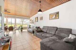ong&amp;gt;Ligging<br />In het rustige en groene Wachtebeke bevindt zich deze tijdloze &amp;amp; vrijstaande bungalow op een royaal perceel van 950m². Een ideale ligging voor wie op zoek is naar gelijkvloers wonen in alle rust, omringd door natuur en ruimte. <br /><br /><strong>Indeling &amp;amp; ruimte</strong><br />Deze woonst beschikt over een lichtrijke leefruimte met grote raampartijen die het buitengevoel naar binnen brengen. De connectie met de tuin en het omliggende groen is hier een absolute troef. Verder beschikt deze woning over 3 volwaardige slaapkamers, een keuken, badkamer en ruime berging. U heeft de mogelijkheid om deze indeling volledig naar eigen wens om te vormen.<br /><br /><strong>Troeven</strong>
<ul><li><strong>Dak is 10 jaar geleden vernieuwd + beglazing 5 jaar geleden</strong></li><li><strong>Volledige privacy in de achtertuin</strong></li><li><strong>Voldoende parkeermogelijkheden op eigen domein</strong></li><li><strong>Panoramische uitzichten op agrarisch gebied</strong></li><li><strong>3 Volwaardige slaapkamers met ruimte tot indeling naar eigen wens</strong></li><li><strong>Asbestveilige woning</strong></li></ul>
Kortom, bent u op zoek naar een woonst waar rust, natuur &amp;amp; ruimte centraal staan? Dan is deze bungalow in Wachtebeke zeker een bezoek waard.<br /><br /><strong>UW DROOMWONING? ZO GEVONDEN!</strong>