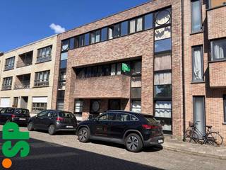 Tweeslaapkamer appartement (eerste verdieping) met vlotte verbinding naar het station en centrum van Turnhout.<br /><br />Appartement heeft de volgende indeling: inkomhall met (tegels; 2m²) en gastentoilet (tegels), ruime woonkamer (blokjesparket; 31m²) en keuken is geïnstalleerd met dubbele spoelbak, kasten en dampkap (tegels; 6m²), verder hebben we nog een bergruimte (tegels, 2m² en wasmachine-aansluiting). De badkamer is ingericht met enkele lavabo met meubel en bad met douchemogelijkheid (tegels; 4m²), 2 ruime slaapkamers (blokjesparket; 13m² en 12 m² ). Via één slaapkamer en de woonkamer is er toegang tot de balkons. <br /><br />- CV = aardgas <br />- EPC = 105 kWh/m²<br /><br />Voor bijkomende inlichtingen of een bezoek ter plaatse kan u steeds vrijblijvend contact opnemen met Immo SP op het nummer 014/59.10.20. of via info@immosp.be