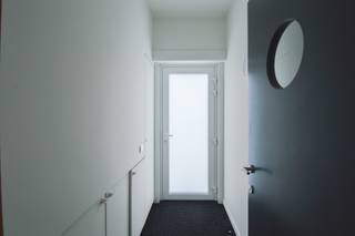 <h3>Gelijkvloers, gerenoveerd en energiezuinig appartement met tuin en garage in Brasschaat Mariaburg</h3>
<p>In het rustige en residentiële <strong>Mariaburg (Brasschaat)</strong> bevindt zich dit volledig gerenoveerde gelijkvloers appartement met een bewoonbare oppervlakte van maar liefst 121 m². De woning combineert een doordachte indeling met hoogwaardige afwerking en tal van praktische troeven zoals een aparte garage, kelderberging en privatieve tuin.</p>
<h3>Indeling van het appartement</h3>
<ul>
<li>
<p><strong>Inkomhal:</strong> Zijdelingse inkomdeur met inkomhal op parketvloer, voorzien van vestiaire en ingewerkte schoenkast.</p>
</li>
<li>
<p><strong>Kelderberging:</strong> Handige privatieve kelderberging van ca. 8 m².</p>
</li>
<li>
<p><strong>Leefruimte:</strong> Zeer ruime en lichtrijke leefruimte van 38 m² op parketvloer.</p>
</li>
<li>
<p><strong>Keuken:</strong> Volledig uitgeruste keuken op parketvloer met kwaliteitsvolle toestellen.</p>
</li>
<li>
<p><strong>Wasplaats:</strong> Aparte wasplaats met tegelvloer.</p>
</li>
<li>
<p><strong>Hal:</strong> Centrale hal met toegang tot de slaapkamers, toilet en badkamer.</p>
</li>
<li>
<p><strong>Toilet:</strong> Gastentoilet met handenwasser.</p>
</li>
<li>
<p><strong>Berging:</strong> Extra berging voor bijkomende opbergruimte.</p>
</li>
<li>
<p><strong>Slaapkamers:</strong> Twee ruime slaapkamers van respectievelijk 14 m² en 12 m², beide voorzien van parketvloeren.</p>
</li>
<li>
<p><strong>Badkamer:</strong> Volledig vernieuwde badkamer met douche, lavabo en aansluitingen voor wasmachine en droogkast.</p>
</li>
<li>
<p><strong>Tuin en garage:</strong> Achteraan de tuin bevindt zich een aparte garage. Het onderhoud van de voor- en achtertuin is ten laste van de huurder.</p>
</li>
</ul>
<h3>Samenvatting & praktische info</h3>
<p>Dit appartement is <strong>volledig instapklaar</strong>, beschikt over een <strong>gunstig EPC</strong>, een <strong>conforme elektrische keuring</strong> en werd recent volledig gerenoveerd met duurzame materialen. In 2025 werd een nieuwe <strong>gasketel</strong> geplaatst. Dankzij de privatieve tuin, garage, kelderberging én aparte wasplaats is dit appartement niet alleen comfortabel, maar ook bijzonder praktisch in gebruik.</p>
<p>📌 <strong>Huurvoorwaarden:</strong></p>
<ul>
<li>
<p>Waarborg: 3 maanden, te storten op een geblokkeerde rekening bij Korfine.</p>
</li>
<li>
<p>Plaatsbeschrijving: Bij aanvang wordt een ingaande plaatsbeschrijving opgemaakt door een extern expertisebureau (€ 250 incl. 21% btw). Bij vertrek wordt een uitgaande plaatsbeschrijving opgemaakt door hetzelfde bureau (€ 181,50 incl. 21% btw).</p>
</li>
<li>
<p>De vermelde “bewoonbare oppervlakte” is gebaseerd op de “bruikbare vloeroppervlakte” zoals vermeld in het EPC.</p>
</li>
</ul>
<p>Interesse in dit instapklare en energiezuinige appartement in <strong>Brasschaat Mariaburg</strong>? <strong>Contacteer ons snel op 03 535 12 75</strong> voor een afspraak!</p>