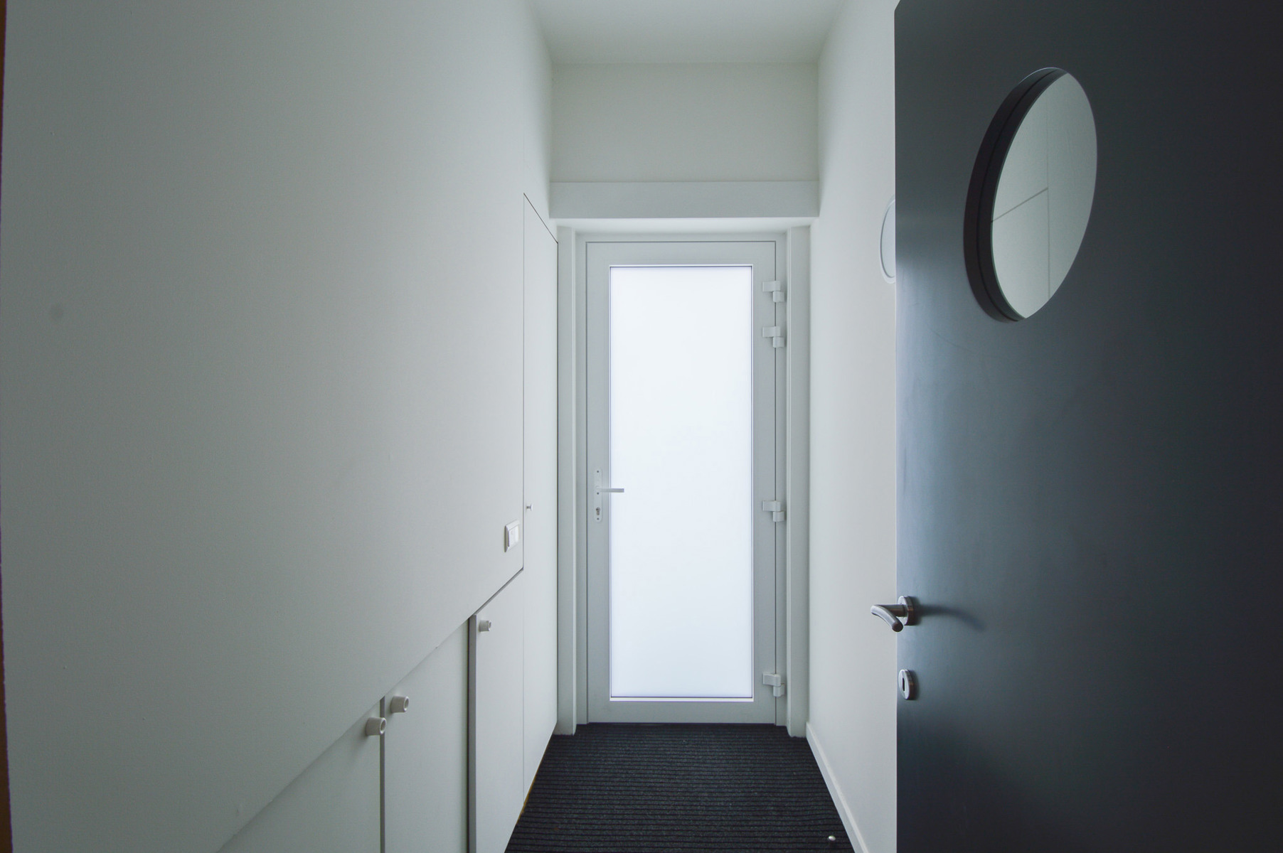 GELIJKVLOERS APPARTEMENT MET GARAGE EN TUIN - foto 2