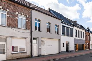 Op zoek naar een eigendom met tal van mogelijkheden? Dan is deze woning op een centrale locatie met een vlotte verbinding naar omliggende gemeenten en belangrijke invalswegen wel iets voor u!<br /><br />Achter de gevel schuilt een eigendom met bijzonder veel potentieel. Op het gelijkvloers bevindt zich een zeer ruim magazijn (235m²) dat tal van mogelijkheden biedt voor zelfstandigen, hobbyisten, opslag of een combinatie van wonen en werken.<br /><br />De eerste verdieping omvat het woongedeelte met een gezellige leefruimte, aansluitende eetkamer en ingerichte keuken voorzien van onder meer een inductiekookplaat, vaatwasser, koelkast en combi-oven. Verder vindt u hier een slaapkamer, een badkamer met inloopdouche en een afzonderlijk gastentoilet. De absolute blikvanger is het ruime zonneterras waar u in alle rust kunt genieten van de buitenlucht. <br /><br />Op de bovenste verdieping bevindt zich een indrukwekkende polyvalente ruimte met bad. Deze verdieping biedt tal van mogelijkheden en kan perfect ingericht worden als extra slaapkamers, hobbyruimte, bureau...<br /><br />Troeven:<br />+ Centrale ligging nabij het centrum van Lier<br />+ Gunstig EPC B<br />+ Zolder biedt mogelijkheden tot extra slaapkamer(s)<br />+ 1 of meerdere slaapkamers<br />+ Ruim magazijn met tal van gebruiksmogelijkheden<br />+ Gezellige leefruimte met veel lichtinval<br />+ Groot zonnig terras<br /><br />Interesse in deze woning? Contacteer ons via 03 337 50 70 of info@vbvastgoed.be voor een afspraak ter plaatse of meer info.