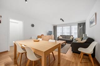 Cet agréable appartement deux chambres bénéficie d’un emplacement privilégié sur l’avenue Elizabetlaan, à deux pas de la Lippenslaan, au cœur du centre animé de Knokke. Commerces, restaurants, transports en commun et autres facilités se trouvent à distance de marche, ce qui en fait un bien idéal comme résidence principale, pied-à-terre ou investissement.<br /><br />L’appartement s’ouvre sur un hall d’entrée avec toilette séparée. Le séjour lumineux offre un espace de vie confortable avec salon et coin repas. La cuisine séparée, fonctionnelle et entièrement équipée, dispose de tout le confort nécessaire.<br />Le bien comprend également deux chambres à coucher, offrant de multiples possibilités d’aménagement.<br /><br />Atouts :
<ul>
	<li>Situation centrale recherchée à Knokke</li>
	<li>À proximité immédiate de la Lippenslaan</li>
	<li>Deux chambres</li>
	<li>Toilette invités séparée</li>
	<li>Cuisine séparée avec confort</li>
</ul>
Convient parfaitement comme habitation, résidence secondaire ou investissement<br />Une belle opportunité pour ceux qui recherchent un appartement bien situé au centre de Knokke.<br /><br />Ref. A704 