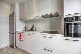 Recent appartement (2023) te koop in het gezellige centrum van Ooigem met één slaapkamer/leefruimte, badkamer met ligbad en inloopdouche,...