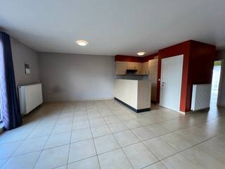 <p>HERZELE – Ruim en energiezuinig tweeslaapkamerappartement met aangenaam terras.</p>
<p>Inschrijven voor het geplande bezoekmoment kan via e-mail: matthiasdegreve@immoderas.be</p>
<p>Dit ruime en energiezuinige tweeslaapkamerappartement is gelegen in een kleinschalige residentie en biedt een aangename combinatie van comfort, ruimte en een uitstekende centrale ligging.</p>
<p>Het appartement omvat een ruime en lichtrijke leefruimte met een volledig geïnstalleerde open keuken, twee volwaardige slaapkamers, een badkamer, een apart gastentoilet en een praktische berging. Vanuit de leefruimte is er rechtstreeks toegang tot het ruime en aangename terras, dat dankzij de ligging geniet van een aangename mate van privacy.</p>
<p>Een bijkomende troef zijn de zeer lage gemeenschappelijke lasten. Het energieverbruik van de gemeenschappelijke delen wordt jaarlijks afgerekend. Achteraan de residentie bestaat bovendien de mogelijkheid om optioneel een carport te huren aan € 50 per maand.</p>
<p>Het appartement is onmiddellijk beschikbaar en beschikt over een gunstig EPC-label. Recent werd het volledig opnieuw wit geschilderd, waardoor het instapklaar wordt aangeboden.</p>
<p>Ook de ligging is een belangrijke troef. De Groenlaan, met haar ruime aanbod aan winkels, horeca, dienstverlening en dagelijkse voorzieningen, bevindt zich op wandel- en fietsafstand. Ook scholen, het station en de bushalte zijn vlot bereikbaar. Dankzij de nabijheid van de belangrijkste invalswegen is er bovendien een vlotte verbinding naar de omliggende gemeenten en steden.</p>