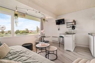 Welkom in deze stijlvolle studio op het exclusieve vakantiedomein Park Atlantis.Gelegen op een steenworp van de zee, in een rustige en groene...