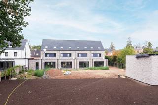 <p><strong>Project Schuttershof | Goed wonen in een groene omgeving<br /><br /></strong>Schuttershof is een woonproject van 14 energiezuinige appartementen en 4 woningen.<br />De omgeving in en rond Ekeren is een stedelijke omgeving waar groen overal aanwezig is.<br /><br />Schuttershof zal voor elke bewoner zorgen voor een optimaal wooncomfort én voor heerlijke buitenruimtes. <br />Of het nu een ruime tuin of een terras is, elke dag genieten!<br /><br /><strong>Een optimaal wooncomfort, voorzien op de toekomst.<br /><br /></strong>Het project is verdeeld in 2 aparte gedeeltes die met elkaar verbonden zijn door privatieve tuinen en een ondergrondse garage.<br />Het gedeelte dat we vinden aan de Kapelsesteenweg behuisd een 14 appartementen met een mix van 1 tot 2 slaapkamers.<br />Het gedeelte aan de Alfons de Schutterstraat behuisd 4 woningen met 3 slaapkamers en een zolderruimte, eventueel in te richten als een 4e slaapkamer.<br /><br />Alle appartementen en woningen voldoen aan de strengste normen kwestie isolatie.<br /><br /><strong>Ontwikkelaar - ANTVEST<br /><br /></strong>Antvest is een <strong>loyale</strong> partner die de leefruimte creëert die u nodig heeft. Door een <strong>no-nonsense aanpak en transparante manier</strong> van werken weet u altijd waar u staat. Daarboven optimaliseert Antvest door zijn <strong>dynamische aanpak</strong> elke kans voor alle partijen.<br /><br />Prijzen zijn exclusief registratierechten en BTW. <br />Mogelijkheid tot aankoop onder gunsttarief 6% BTW voor de appartementen.<br /><br />Contacteer LISTED voor meer informatie: +32 3 283 51 51.</p>