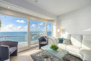 Dit <strong>uitzonderlijk lichtrijk appartement met drie slaapkamers </strong>en een <strong>zuidgericht terras</strong> bevindt zich op de negende verdieping van de stijlvolle Residentie Lidy (Zeedijk 68-69), een absolute topligging op de zeedijk van Middelkerke. Hier woont u letterlijk op de eerste rij, met een <strong>adembenemend panoramisch zicht op de Noordzee</strong> en de unieke beleving van zee, licht en ruimte, elke dag opnieuw.<br /><br />Dankzij de <strong>uitstekende centrale ligging </strong>geniet u van een perfecte combinatie tussen rust en levendigheid. Het strand ligt aan uw voeten, terwijl het (nieuwe) casino, gezellige restaurants, boetieks en openbaar vervoer zich op wandelafstand bevinden. Alles wat Middelkerke te bieden heeft, ligt binnen handbereik.<br /><br />Het appartement werd praktisch en functioneel ingedeeld, met maximale aandacht voor lichtinval en wooncomfort. De <strong>royale leefruimte van ca. 32 m²</strong> baadt in het natuurlijke licht dankzij de grote raampartijen en biedt een ongeëvenaard zeezicht dat nooit verveelt. Dit is een plek waar binnen en buiten naadloos in elkaar overvloeien.<br /><br />De geïnstalleerde keuken is uitgerust met alle nodige toestellen en biedt het comfort om zorgeloos te koken en te genieten. Aansluitend bevindt zich een handige berging met aansluiting voor een wasmachine, wat het dagelijks comfort verhoogt.<br /><br />De badkamer beschikt over een ligbad met douchemogelijkheid, een dubbele lavabo en een toilet. Daarnaast is er een apart gastentoilet, wat extra praktisch is bij ontvangst van familie of gasten.<br /><br />De drie slaapkamers bieden tal van mogelijkheden:
<ul>
	<li>Slaapkamer 1 (ca. 5 m²) met stapelbed, ideaal als kinderkamer.</li>
	<li>Slaapkamer 2 (ca. 6 m²), perfect als logeerkamer of bureau.</li>
	<li>Slaapkamer 3 (ca. 10 m²), een volwaardige master bedroom.</li>
</ul>
Het<strong> zuidgerichte terras van ca. 4 m² </strong>vormt een heerlijke extra buitenruimte waar u in alle rust kunt genieten van de zon, weg van de zeewind.<br /><br />Als bijkomende troef beschikt het appartement over een <strong>privatieve kelderberging</strong>, een absolute meerwaarde voor een comfortabel verblijf aan zee en extra opslagruimte.<br /><br />Optioneel kan een <strong>ruime garagebox </strong>worden aangekocht in residentie ’t Park (Koninginnelaan 37) voor 85.000 euro, wat uw comfort en investeringswaarde nog verder versterkt.<br /><br /><u><strong>Troeven van dit appartement:</strong></u>

<ul>
	<li>Frontaal en panoramisch zeezicht</li>
	<li>Zuidgericht terras</li>
	<li>Exclusieve ligging op de zeedijk</li>
	<li>Privatieve kelderberging</li>
	<li>Uitstekend potentieel voor vakantieverhuur</li>
	<li>Mogelijkheid tot aankoop van een garagebox</li>
</ul>
Dit appartement combineert ligging, licht, comfort en investeringspotentieel op een unieke manier. Ideaal als stijlvol tweede verblijf aan zee of als rendabele investering in vakantieverhuur.<br /><br />Bent u op zoek naar een exclusief appartement op een absolute toplocatie? Contacteer ons vandaag nog voor een bezoek en laat u overtuigen door de charme en het potentieel van deze eigendom.