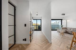 <p><span> </span></p><p><span>Met oog voor detail en hoogwaardige materialen werd dit volledig gerenoveerde appartement van ca. 90 m² in 2023 omgetoverd tot een stijlvolle en instapklare woonst. Gelegen op een toplocatie aan de Fruithoflaan geniet u hier van een perfecte combinatie tussen rust en het bruisende stadsleven van Antwerpen, met parken, scholen, winkels en openbaar vervoer op wandelafstand.</span></p><p><span>Bij het betreden van het appartement wordt u verwelkomd in een verzorgde inkomhal met praktische vestiaire. De onderhoudsvriendelijke keramische tegelvloer loopt naadloos door in het hele appartement en zorgt voor een moderne en uniforme uitstraling.</span></p><p><span>De lichtrijke leefruimte en keuken vormen het kloppend hart van de woonst. Dankzij de grote raampartijen baadt deze ruimte in natuurlijk licht en heeft u directe toegang tot het ruime terras de ideale plek om in alle rust te ontspannen.</span></p><p><span>Via de nachthal bereikt u twee volwaardige slaapkamers, een stijlvolle badkamer en een apart gastentoilet. De indeling is doordacht en biedt optimaal comfort, zowel voor eigen bewoning als investering.</span></p><p><span>Troeven:</span></p><ul><li><span>Volledig gerenoveerd in 2023 </span></li><li><span>Energiezuinig (EPC B) </span></li><li><span>Asbestveilig </span></li><li><span>Elektriciteit conform </span></li><li><span>Inbouwkasten in keuken en slaapkamer </span></li><li><span>Nieuwe hoogrendementsramen </span></li><li><span>Uitstekende ligging </span></li><li><span>Mogelijkheid tot huren van garagebox of staanplaats</span></li></ul>