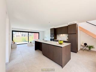 <p><u><strong>MOGELIJKHEID 6% BTW I.P.V. 21%</strong></u></p>
<br />Vier STIJLVOLLE HALFOPEN NIEUWBOUWWONINGEN in een MODERNE ARCHITECTUUR, gelegen in een RUSTIGE EN LANDELIJKE OMGEVING te Ronse, vlak bij het HOTONDBOS en omgeven door UITGESTREKTE VELDEN. Deze ENERGIEZUINIGE WONINGEN bieden een BEWOONBARE OPPERVLAKTE VAN 144 M² en staan op ZUIDWESTGERICHTE PERCELEN van 256 M² TOT 791 M², wat garant staat voor MAXIMALE LICHTINVAL EN ZON in de tuin. Dankzij de ligging in een VERKEERSLUWE STRAAT met VLOTTE VERBINDING naar belangrijke toegangswegen combineert dit project het beste van twee werelden: RUST EN BEREIKBAARHEID. De achterzijde biedt een PRACHTIG UITZICHT op de natuur en het HISTORISCHE STADSCENTRUM VAN RONSE. Gebouwd door een ERVAREN BOUWBEDRIJF met oog voor KWALITEIT, COMFORT EN DUURZAAMHEID. Bovendien kan elke woning VOLLEDIG NAAR EIGEN SMAAK WORDEN AFGEWERKT.<br /><br />Een unieke kans voor wie op zoek is naar COMFORTABEL, MODERN EN RUSTIG WONEN in Ronse!<br /><br /><span><strong>Adres: Kapellestraat 200C te Ronse</strong></span>