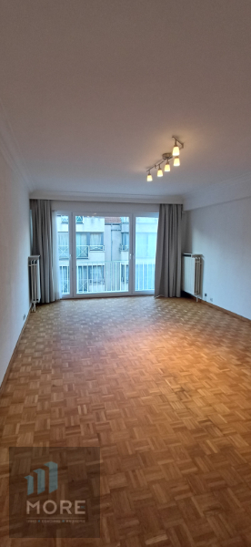 <u>Rustig gelegen 1-slaapkamerappartement in het centrum van Knokke</u>. Deels te moderniseren. Het appartement bevat: inkomhall met apart toilet, woonkamer met elektrisch bedienbaar rolluik aan de straatzijde, ingerichte keuken, badkamer, slaapkamer met doorgang naar het terras. Er is eveneens een privatieve kelder (-1), een berging op het terras achteraan, een gemeenschappelijk afvallokaal (glv) en gemeenschappelijke fietsenberging (glv). De ramen werden al vernieuwd. <strong>Ideaal voor wie graag alles te voet doet.<br /><br />Voor de snelle beslisser kan er onderhandeld worden!<br /><br /><br /><span>Tekoopstelling onder voorwaarden; Zie www.more.be, "bijlagen" en onder voorbehoud van beschikbaarheid.</span></strong>
