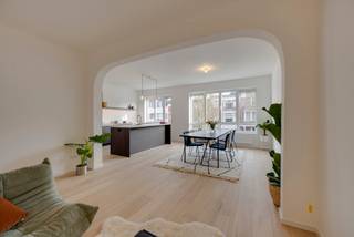 Pulhof op z’n zonnigstIn de Pulhofwijk, een rustige en bijzonder gewilde buurt met winkels, scholen en openbaar vervoer op wandelafstand, verwelkomen...