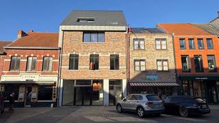 Welkom in Aarschot! Dit centraal gelegen handelspand met twee appartementen bevindt zich in de stadskern van Aarschot, op wandelafstand van...
