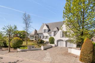 Dit verzorgd landhuis combineert tijdloze elegantie met hedendaags comfort. De woning biedt een royale bewoonbare oppervlakte, hoogwaardige...